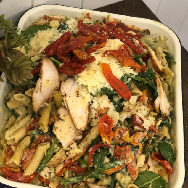 Pesto penne with chicken & sundried tomatoes tray
