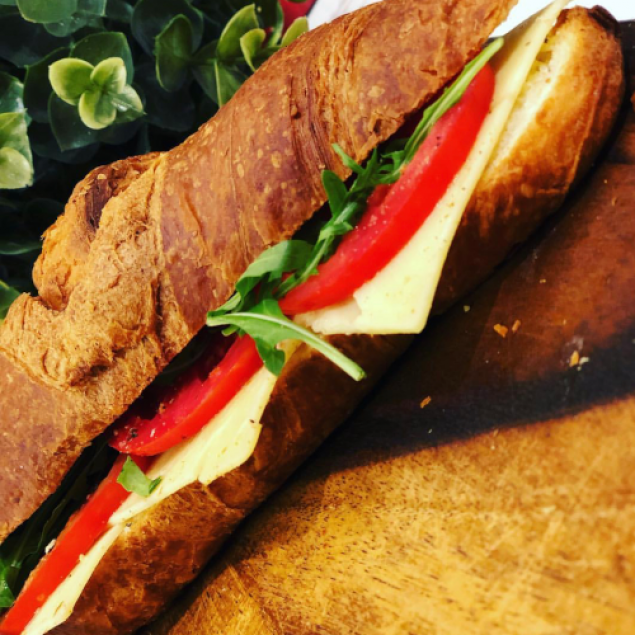 Fresh sliced tomato, spinach & cheddar cheese croissant