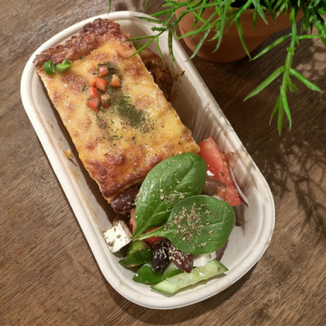 Authentic Angus beef lasagne with salad (individually packed)